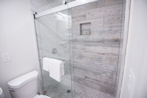 Combined shower/bathtub, free toiletries, hair dryer, towels - The Drift Hotel (Fort Lauderdale)