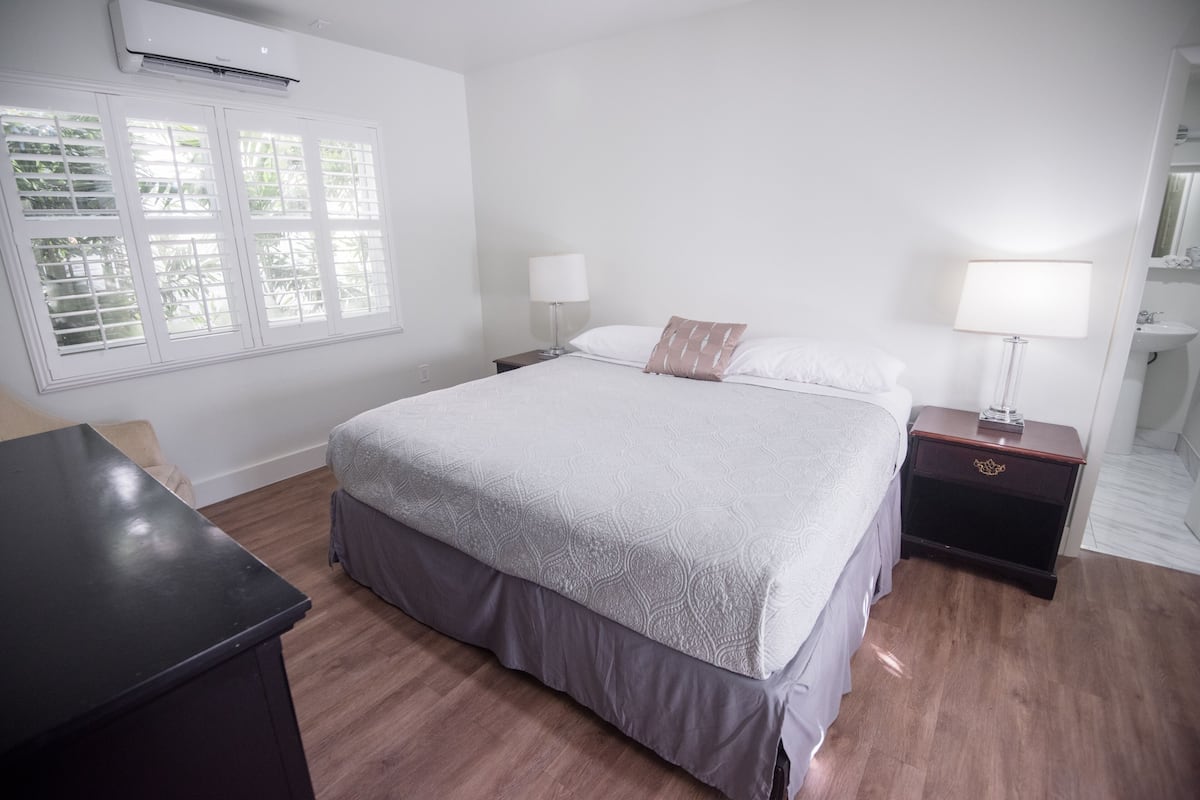 Deluxe Room, 1 Queen Bed | Laptop workspace, iron/ironing board (on request), travel crib