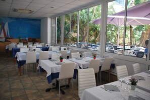 Breakfast, lunch and dinner served