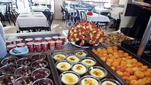 A buffet with various food items including fruit skewers, desserts, and beverages. - Hotel Apartamentos Solimar (Calafell)