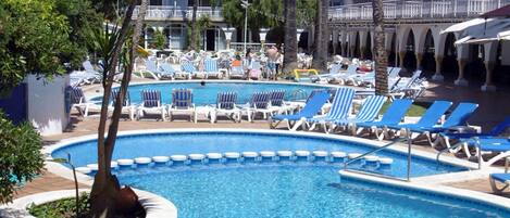 2 outdoor pools, pool loungers