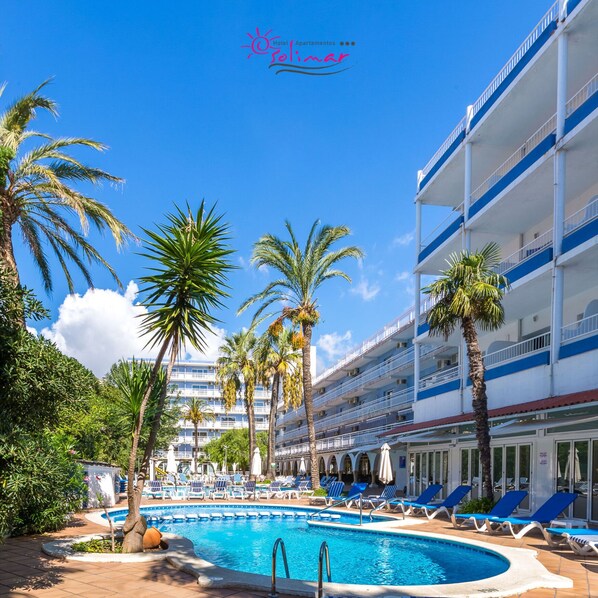 2 outdoor pools, pool loungers