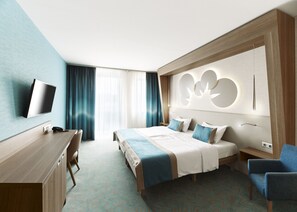 Safe på rommet, skrivebord, blendingsgardiner og wi-fi (inkludert)