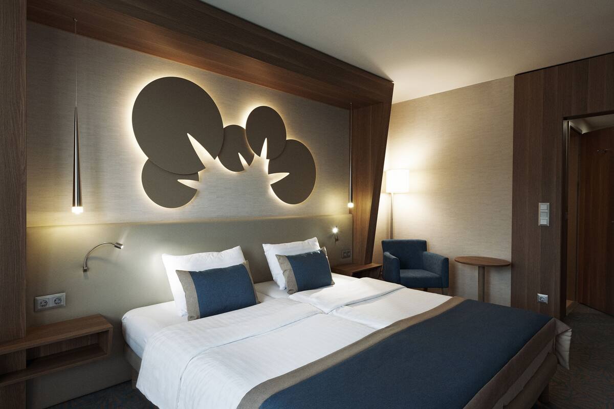 1 bedroom, in-room safe, desk, blackout curtains