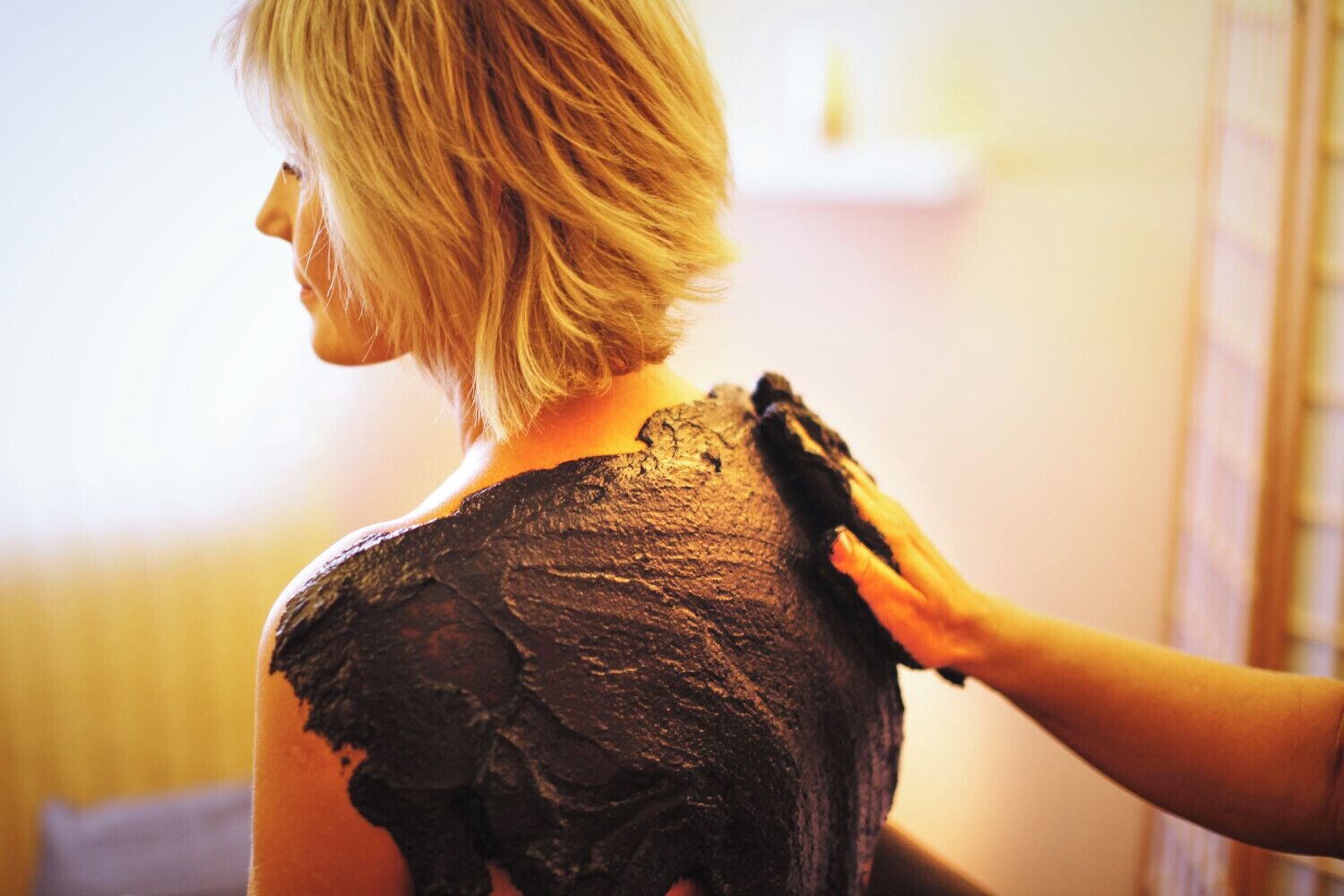 Una persona de cabello corto vestida con un vestido oscuro de estampado texturizado.