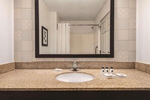 Tina con regadera, amenidades de baño gratuitas, secadora de cabello 