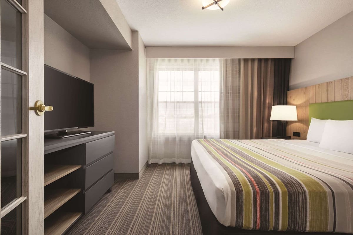 1 bedroom, in-room safe, blackout curtains, soundproofing