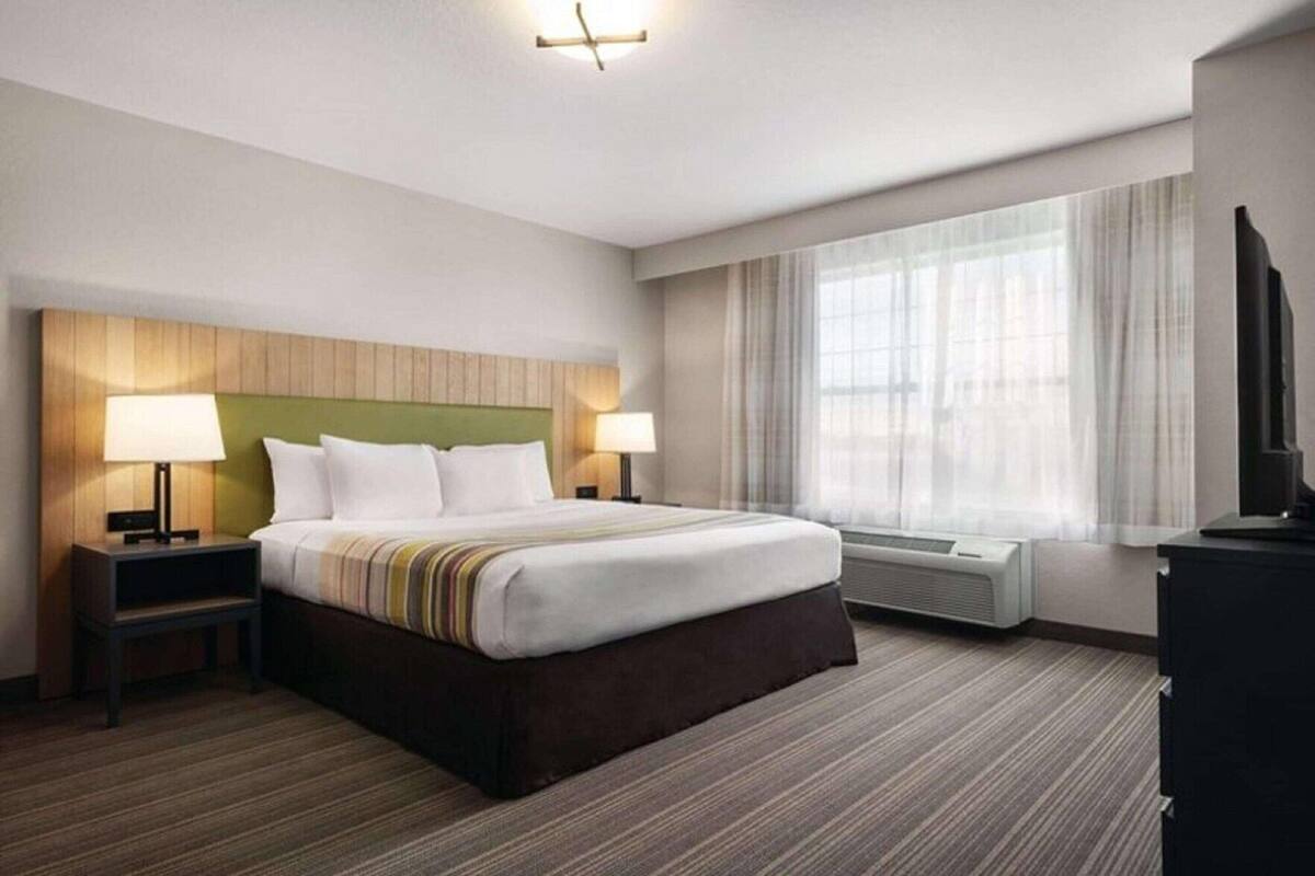 In-room safe, blackout drapes, soundproofing