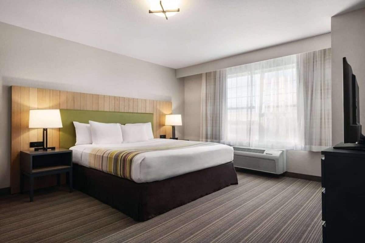 In-room safe, blackout drapes, soundproofing