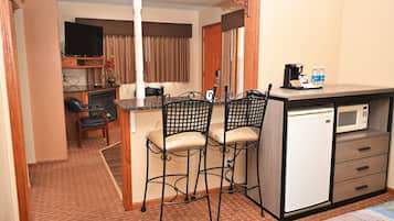 Suite, 1 Queen Bed, Jetted Tub | In-room dining