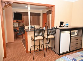 Suite, 1 Queen Bed, Jetted Tub | In-room dining