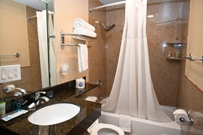 Combined shower/tub, hydromassage showerhead, designer toiletries - Fellows Creek Lodge (Canton)