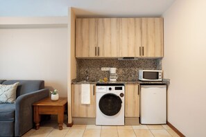 Microondas, tetera/pava eléctrica, tostadora, utensilios de cocina