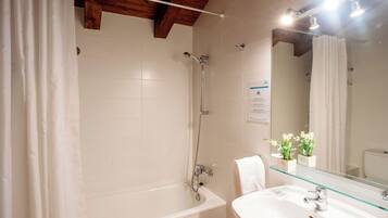 Bañera profunda y artículos de higiene personal gratuitos