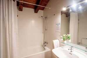 Deep soaking tub, free toiletries, hair dryer, bidet - Apartamentos Ona Dorada el Tarter (Ransol)