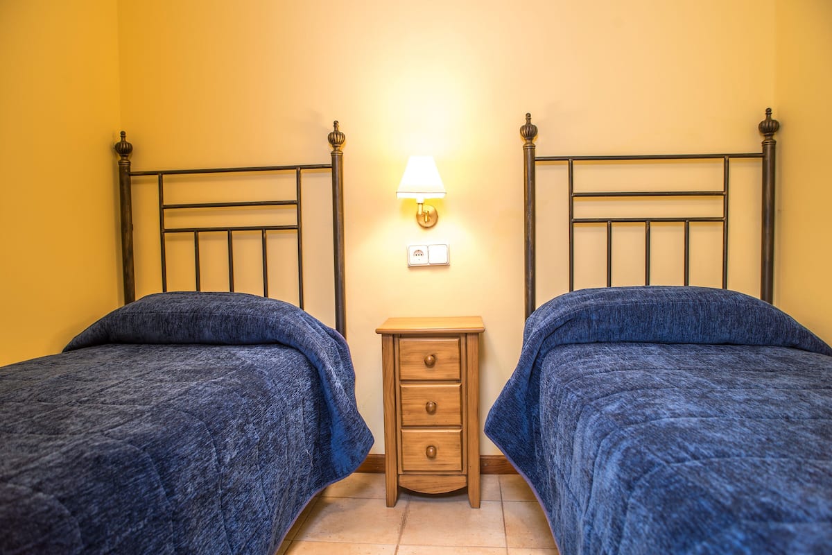 Cofres nos quartos, ferros/tábuas de passar roupa, berços (sobretaxa)