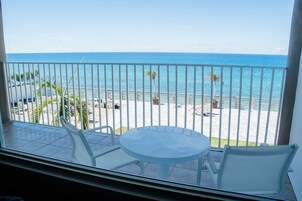 Quarto luxo, 1 cama King | Vista para praia/oceano