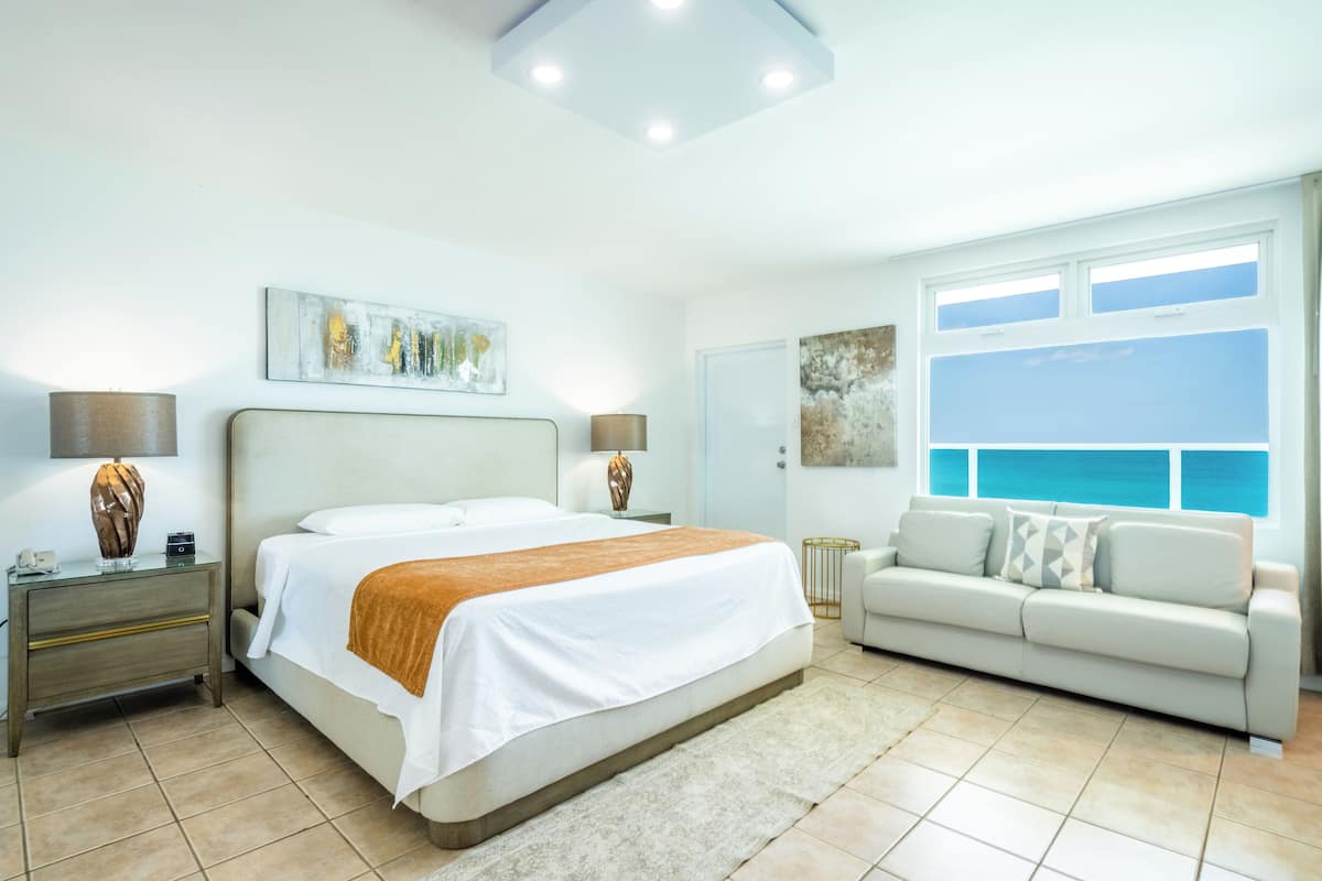 deluxe room, 1 king bed | in-room safe, individually decorated, individually furnished