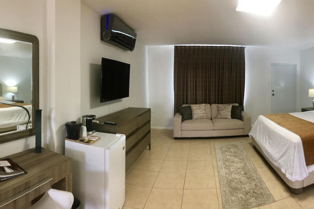 deluxe room, 1 king bed | in-room safe, individually decorated, individually furnished