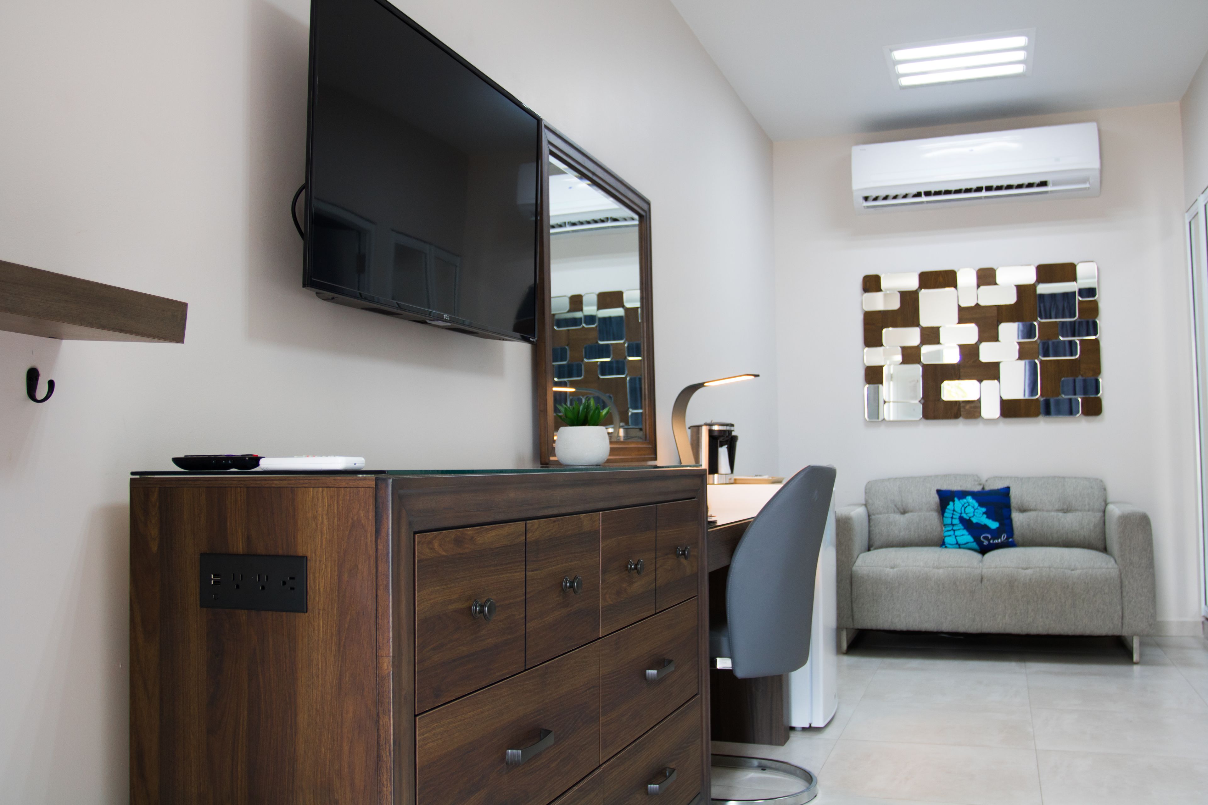 standard double room | in-room safe, individually decorated, individually furnished