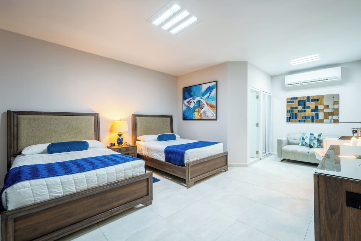 standard double room | in-room safe, individually decorated, individually furnished