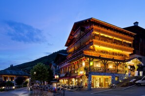 Front of property - evening/night - Hôtel La Croix Saint Maurice (Le Grand-Bornand)