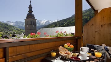 Déjeuner et dîner servis sur place, spécialités Cuisine locale