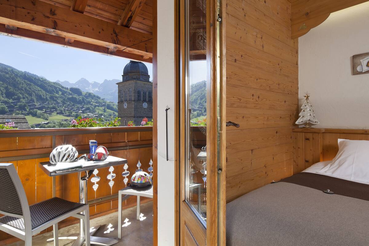 triple room, balcony, mountain view (south ) | desk, soundproofing, cots/infant beds, rollaway beds