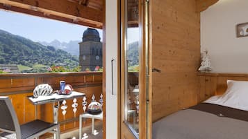 Habitación triple, balcón, vista a la montaña (south ) | Escritorio, insonorización, cunas y camas extra