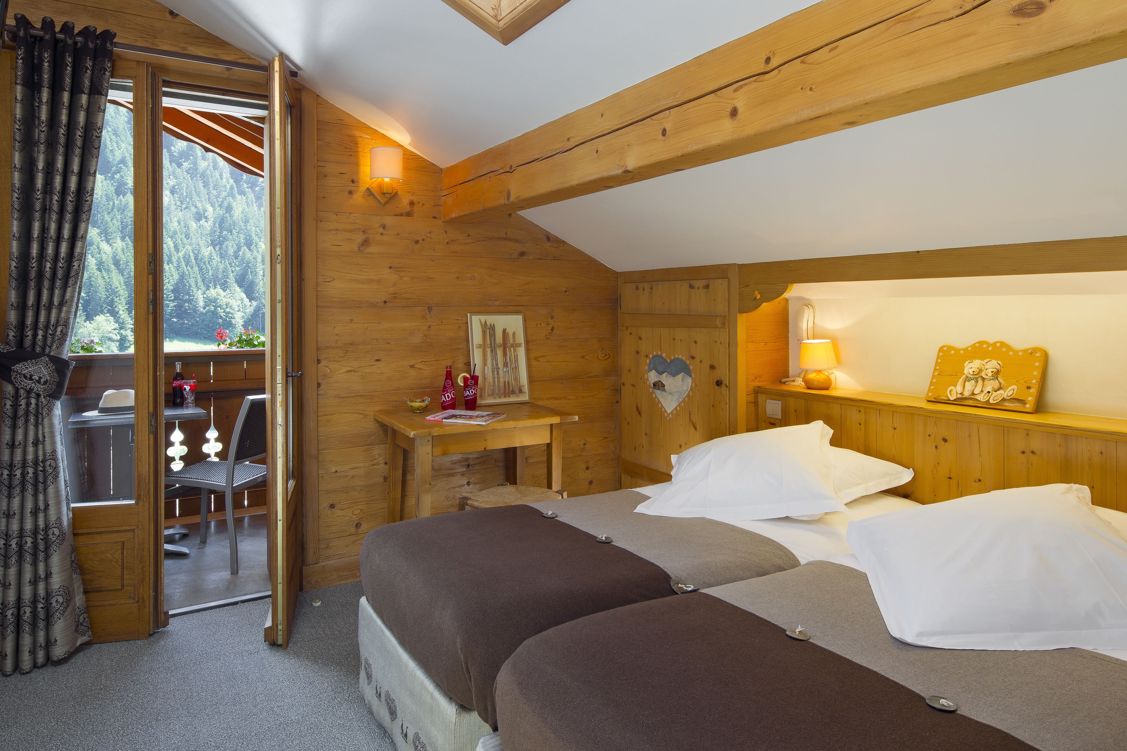 double room, balcony, mountain view (south) | desk, soundproofing, cots/infant beds, rollaway beds