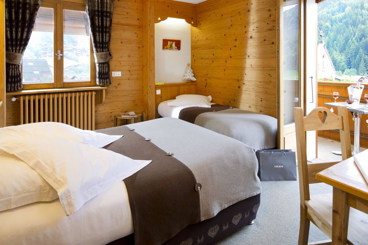 triple room, balcony, mountain view (south ) | desk, soundproofing, cots/infant beds, rollaway beds