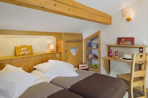 Habitación doble, balcón, vistas a la montaña (south) | Escritorio, sistema de insonorización, cunas (de pago)