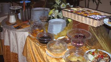 Dagelijks ontbijtbuffet (EUR 6.5 per persoon)
