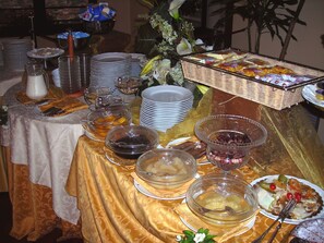 Daily buffet breakfast for a fee