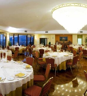 S'hi serveixen plats de cuina local i internacional 