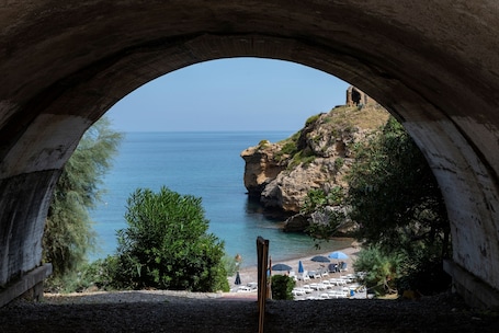 Spiaggia privata, lettini da mare, ombrelloni, windsurf. Torre Normanna Hotel