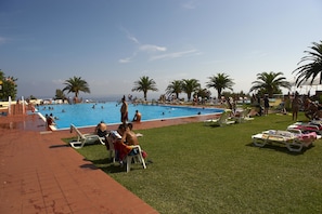 Außenpool (je nach Saison geöffnet), Infinity-Pool, Liegestühle