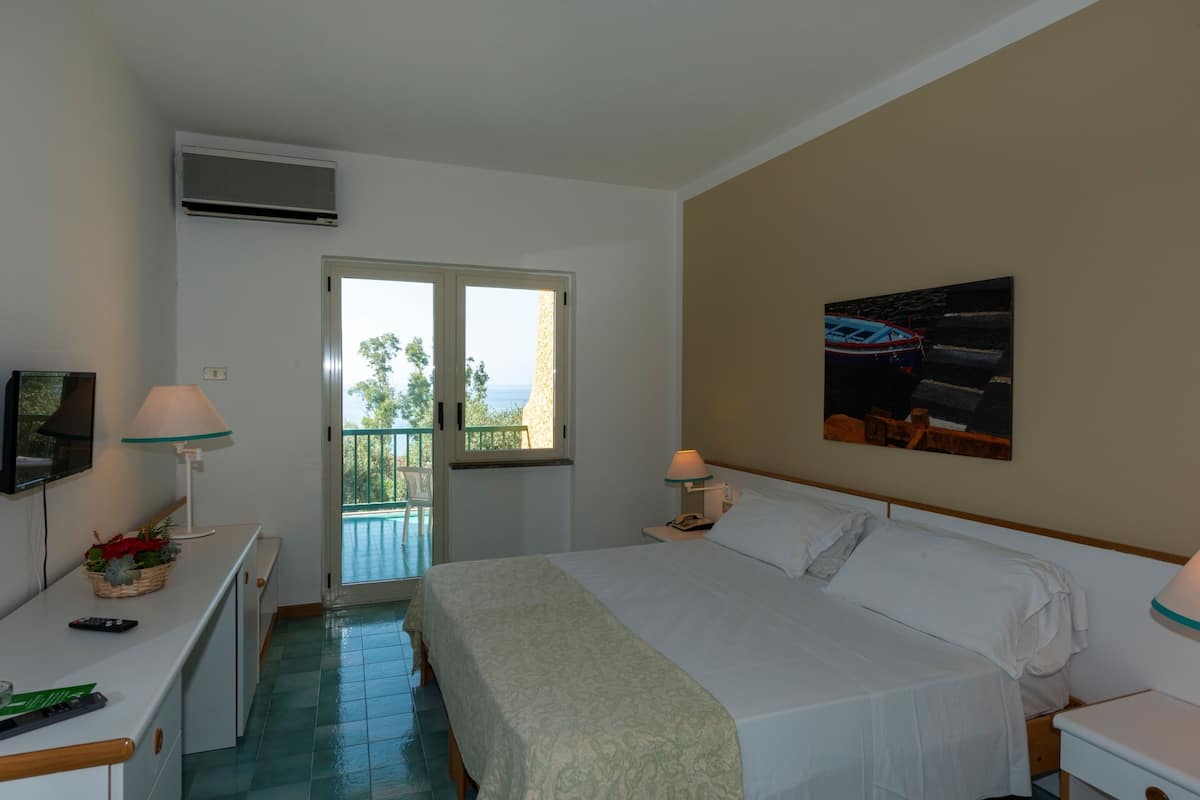 Minibar, escritorio, cunas y ropa de cama