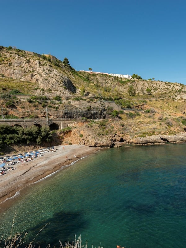 Playa privada, camastros, sombrillas y windsurf