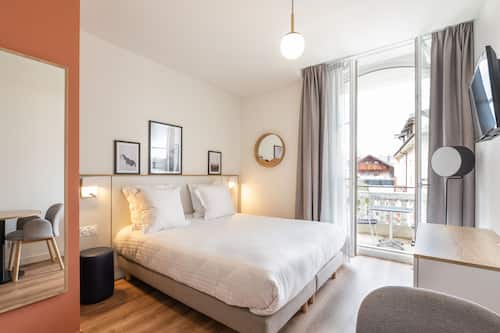 Studio Premium | Premium bedding, in-room safe, soundproofing, iron/ironing board
