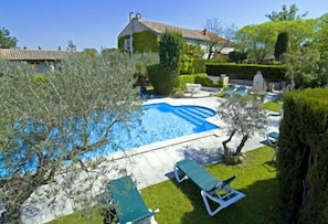 Outdoor pool, pool loungers - Villa Glanum (St.-Rémy-de-Provence)