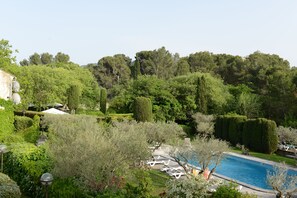 Een buitenzwembad en ligstoelen