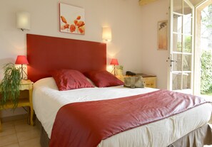 ميني بار وخزنة داخل الغرفة ومكتب وواي فاي مجانًا