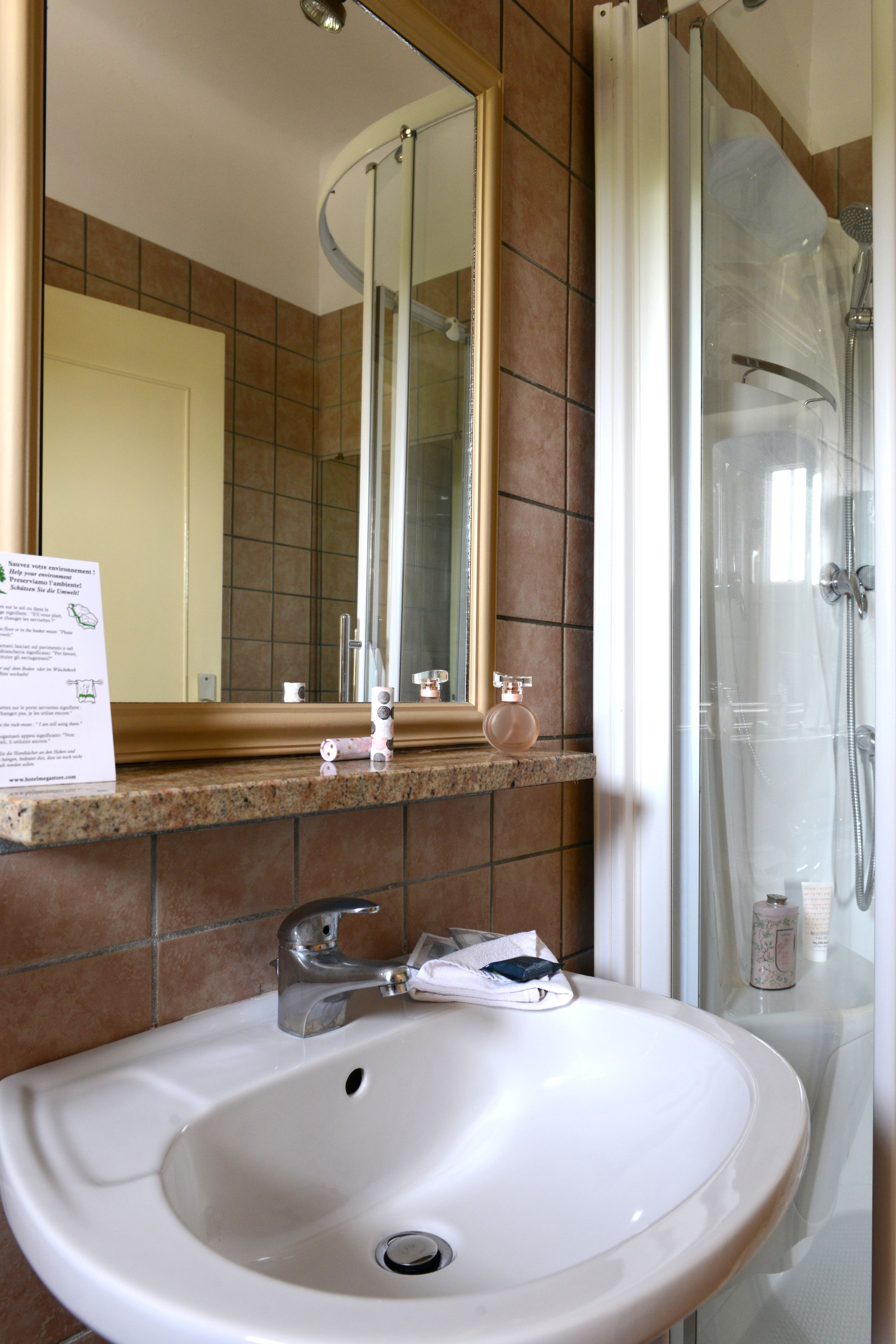 standard villa, 1 double or 2 single beds | bathroom sink