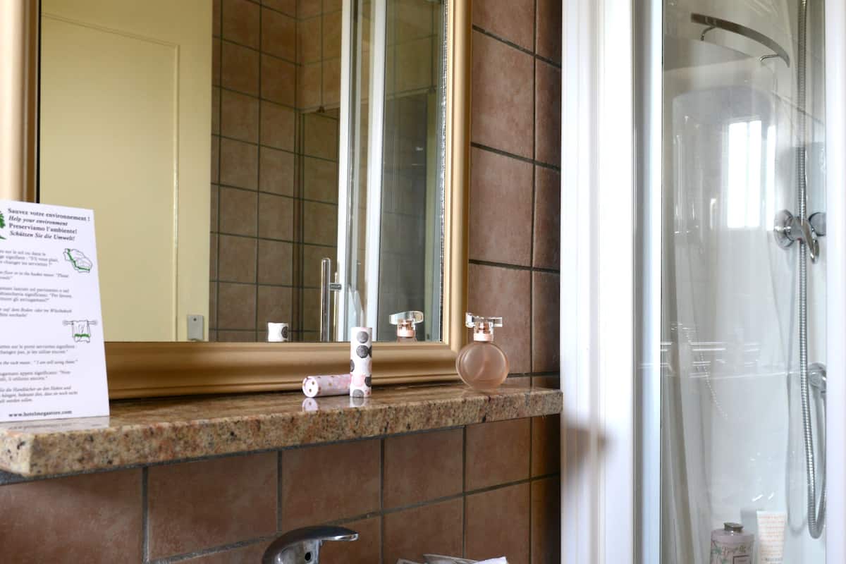 standard villa, 1 double or 2 single beds | bathroom sink