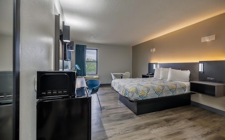 Deluxe Room, 1 Queen Bed, Non Smoking, Refrigerator & Microwave | Free WiFi, bed sheets