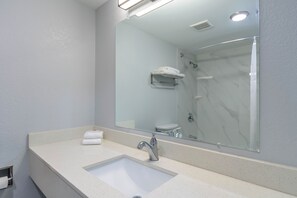 Combined shower/tub, towels
