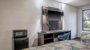 Quarto luxo, 2 camas Queen, para não fumantes, geladeira e micro-ondas | Wi-Fi de cortesia, roupa de cama