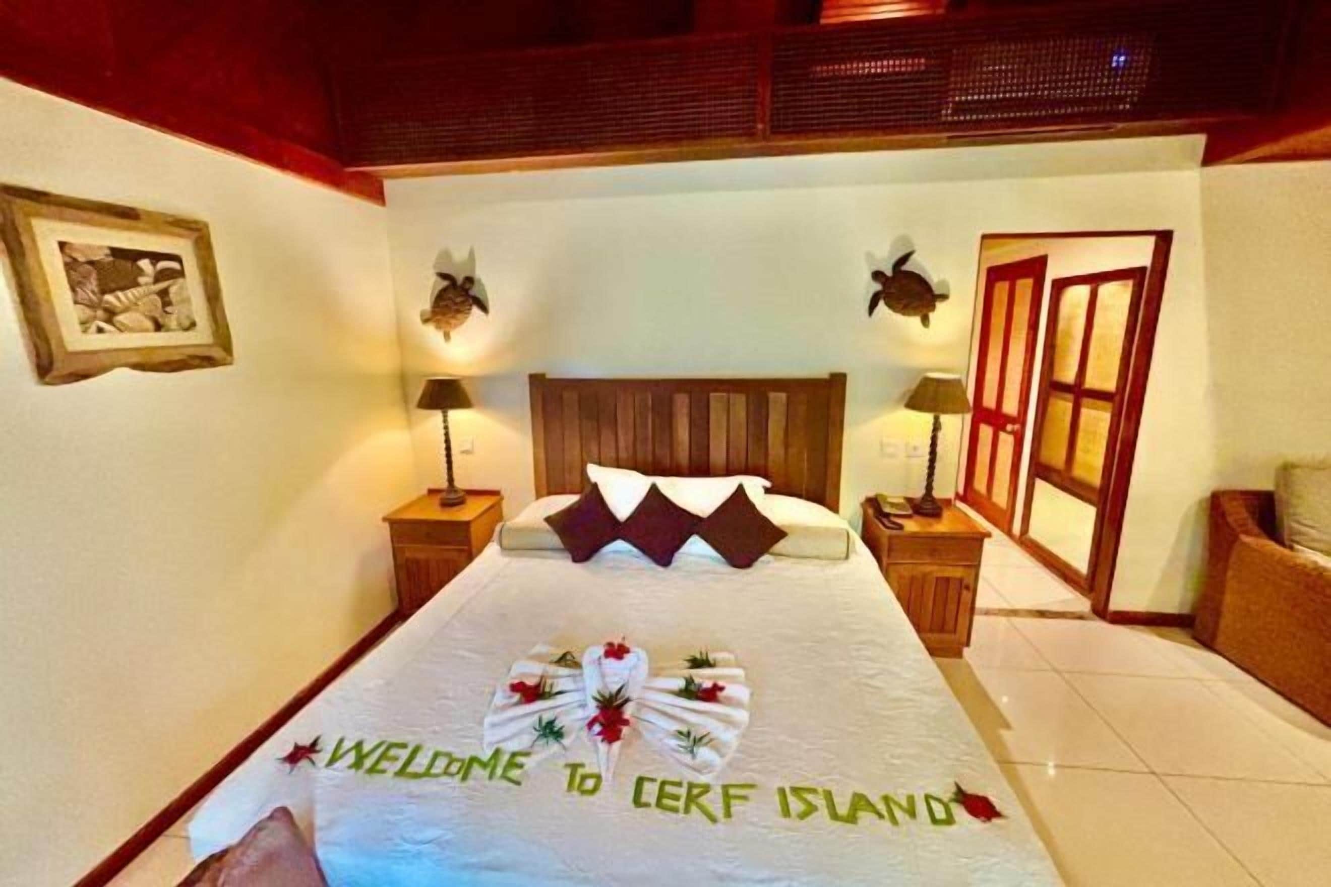 Minibaari, tallelokero huoneessa, työpöytä, pimennysverhot