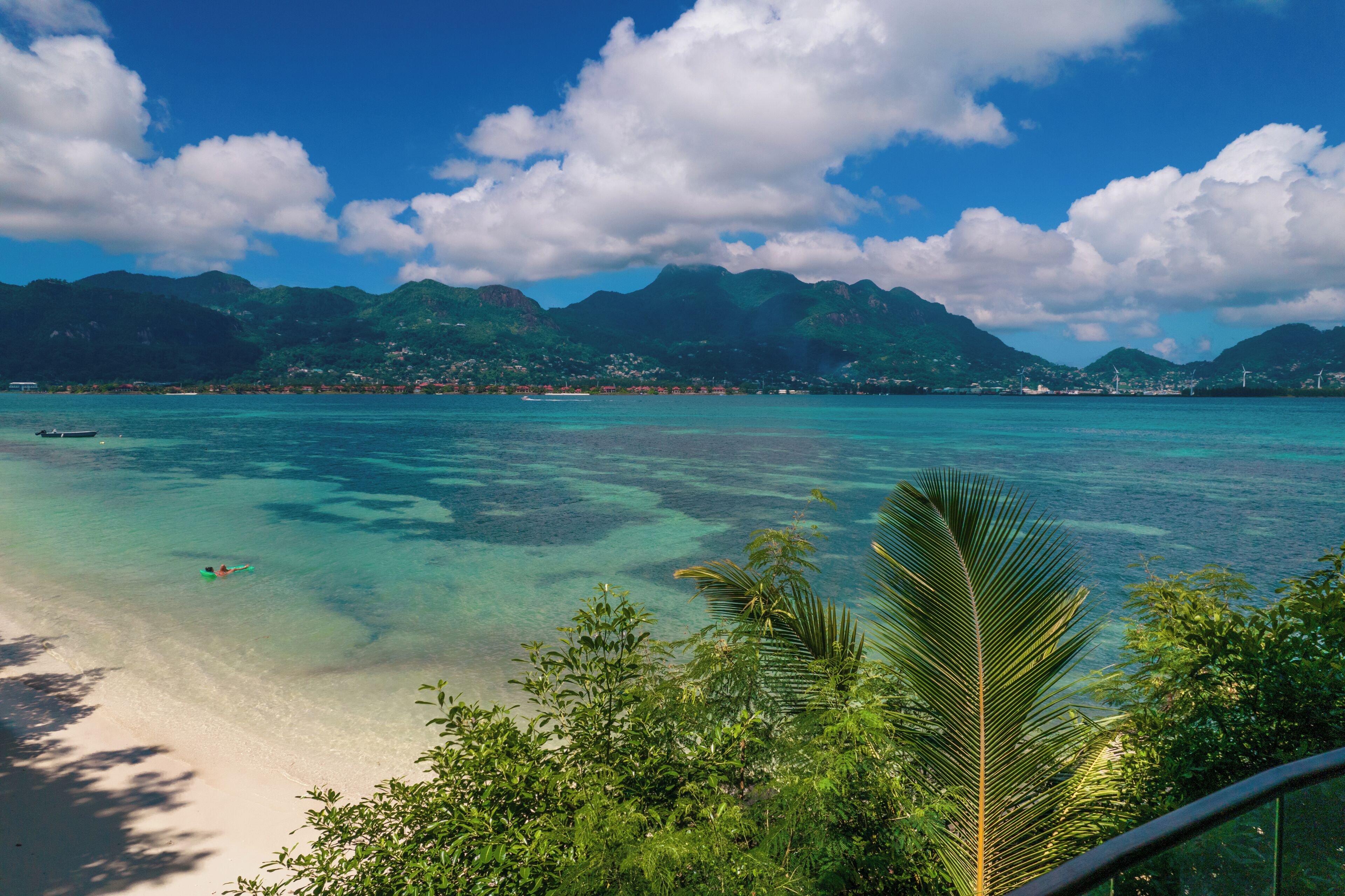 Plage, sable blanc, chaises longues, parasols